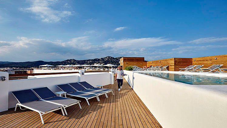 Hotel roof juncuses & sun bathing area